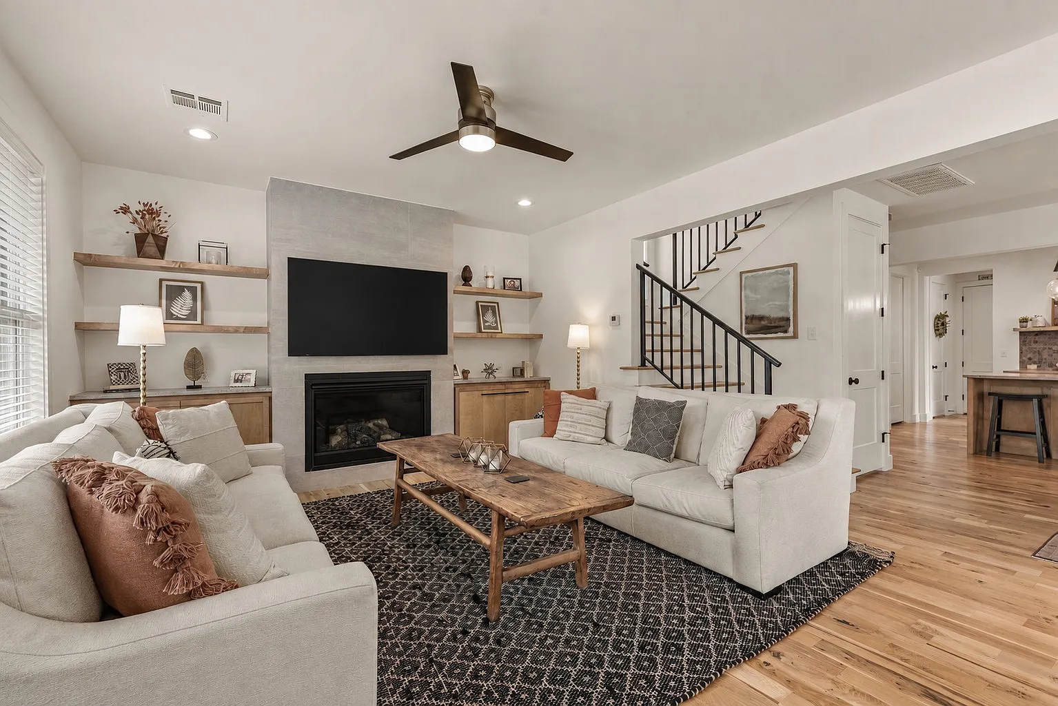 4 bed, 3.5 bath, 2326 sqft, $3,150 — Photo 3