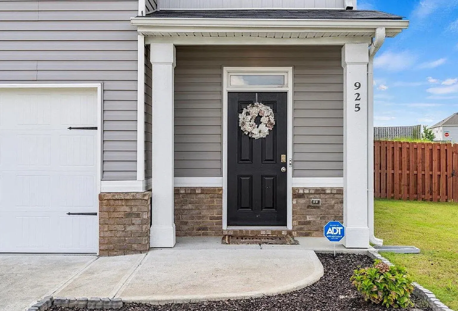 5 bed, 3.0 bath, 2400 sqft, $2,500 — Photo 4