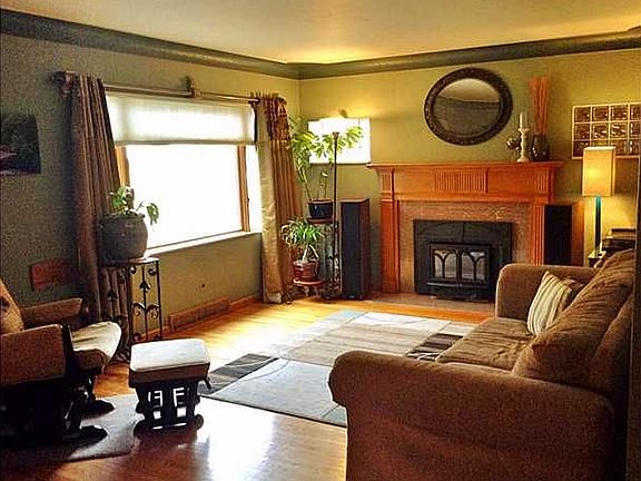2nd image of 2832 Densmore Dr