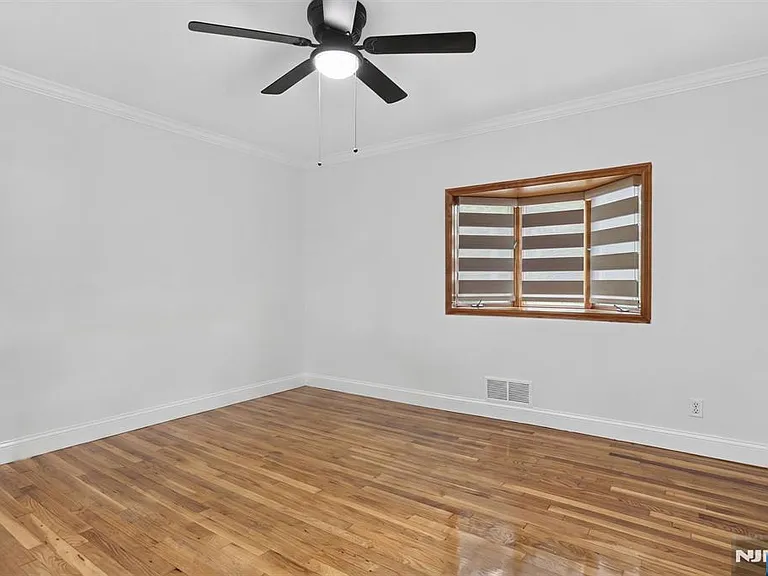670 John St — Photo 21