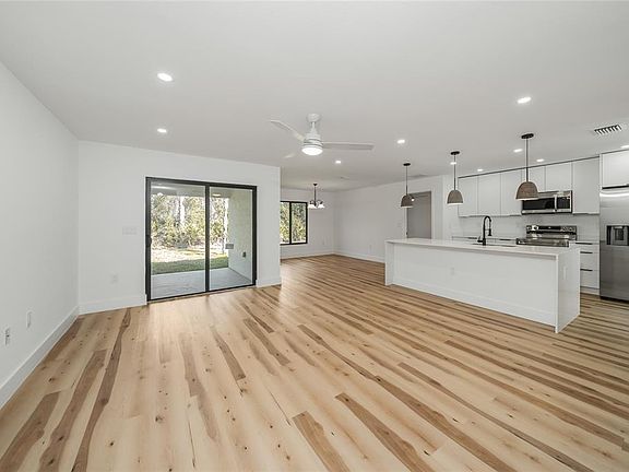 3rd image of 15460 Chamberlain Blvd