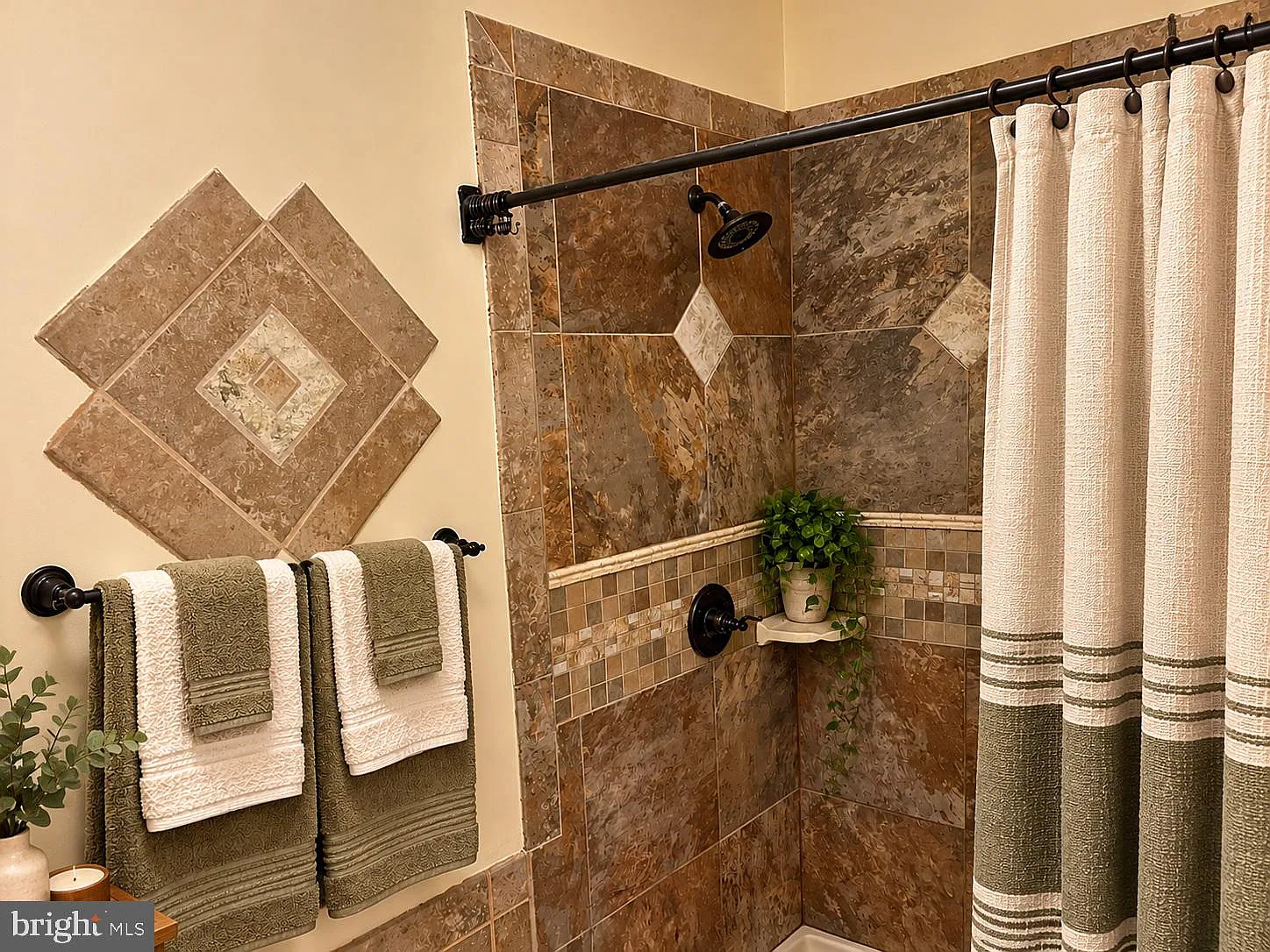 2 bed, 1.0 bath, 5276 sqft, $2,000 — Photo 4