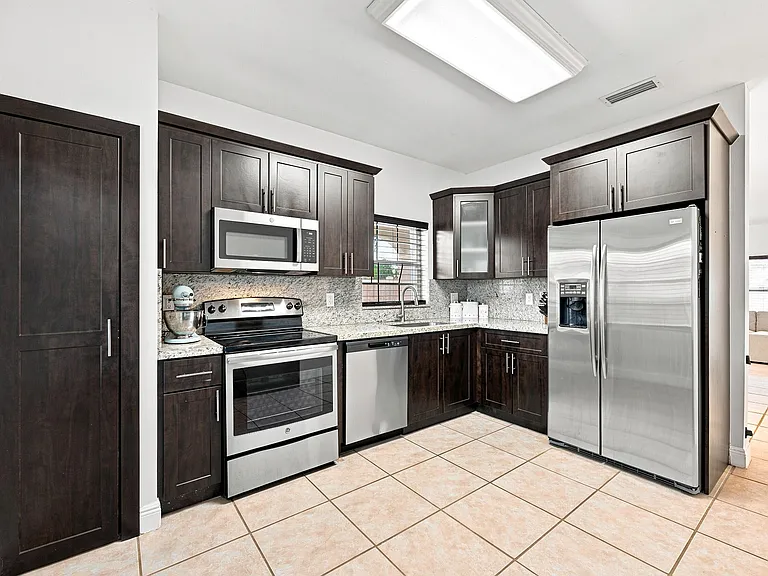 1115 SW 180th Ter — Photo 4