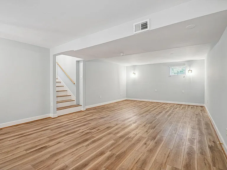 1100 Maple Ave E — Photo 12