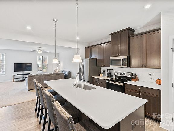 4th image of 105 Helm Ln Unit B