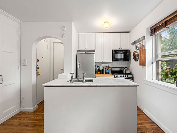 3rd image of 116 Perry St APT J54