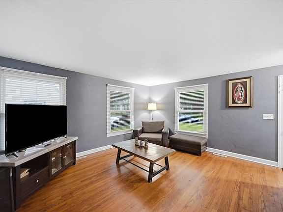 3rd image of 525 Sunset Dr