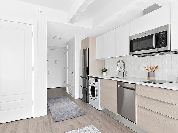 2nd image of 2006 Avenue V APT 7I