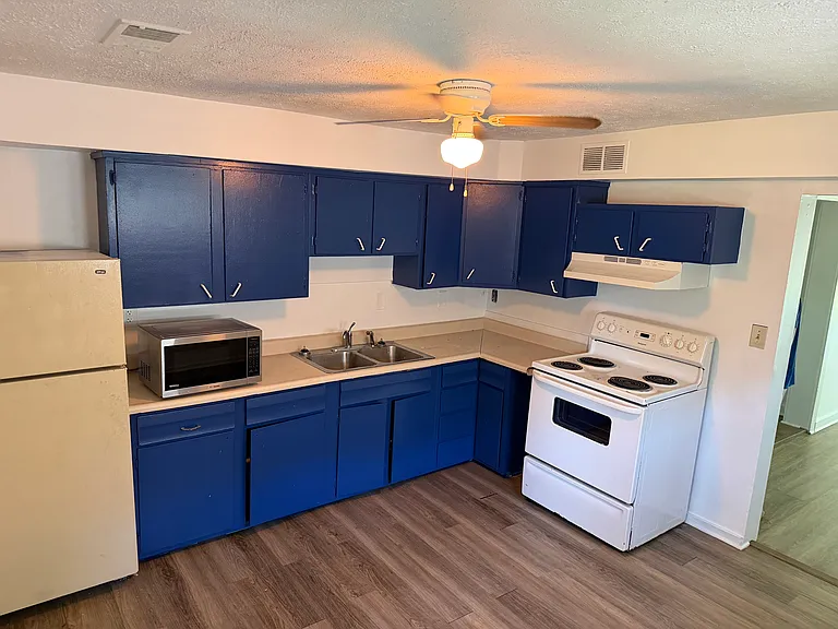 4646 Marion Ave — Photo 2