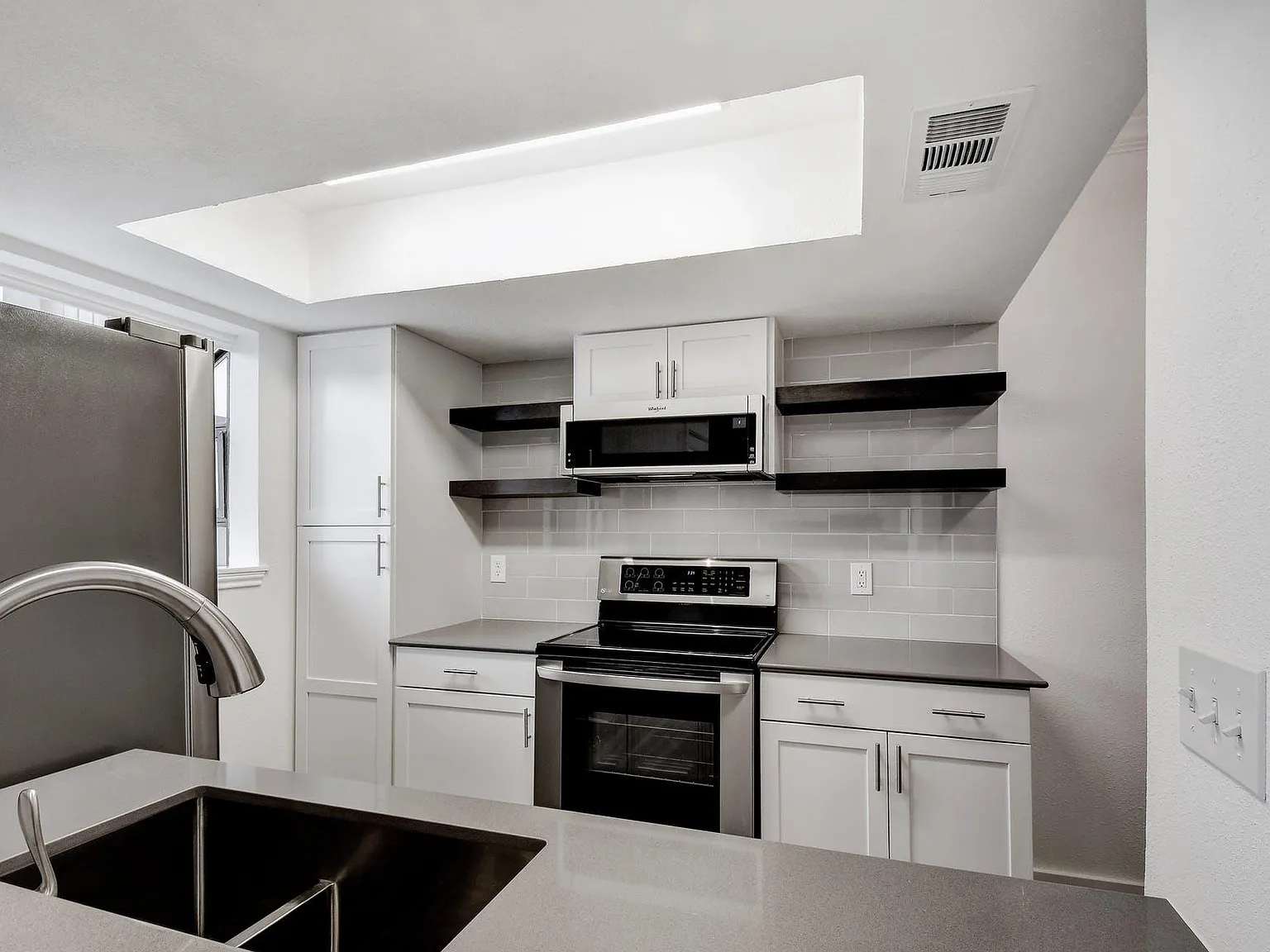 2 bed, 1.0 bath, 717 sqft, $1,650 — Photo 3