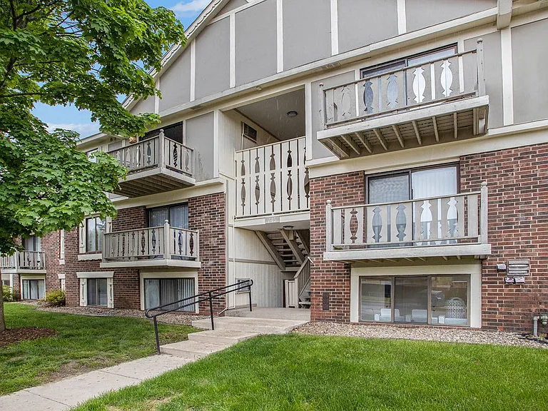 Fairlane Apartments — Photo 40