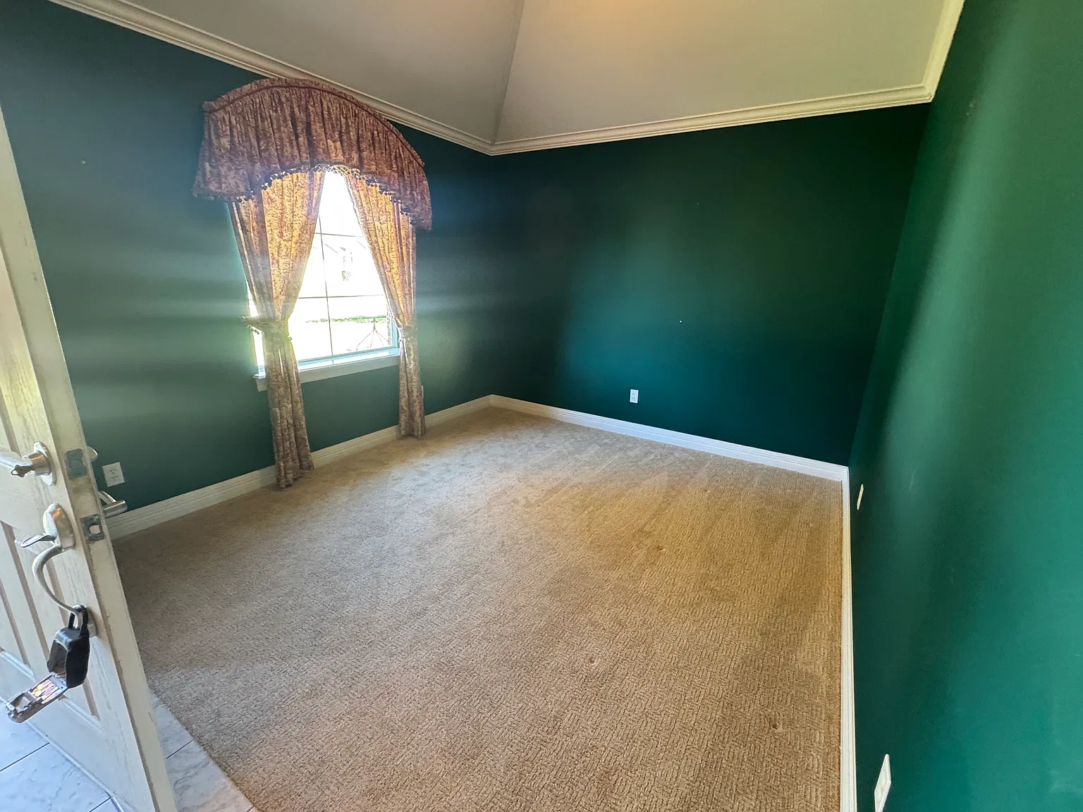 3 bed, 2049 sqft, $2,100 — Photo 4