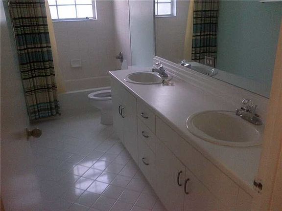 3rd image of 1912 Madeira Dr