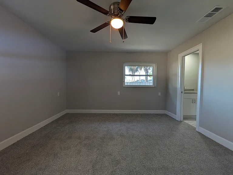 5523 Venetian Blvd NE — Photo 29