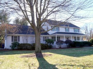 33 Oakwood Cir, Amherst, MA 01002