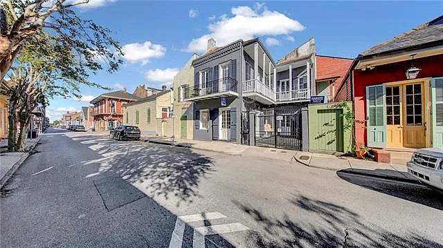 632 Burgundy St — Photo 3