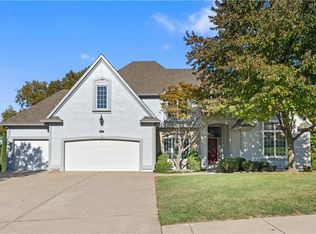 8508 NW Lakeview Dr, Parkville, MO 64152