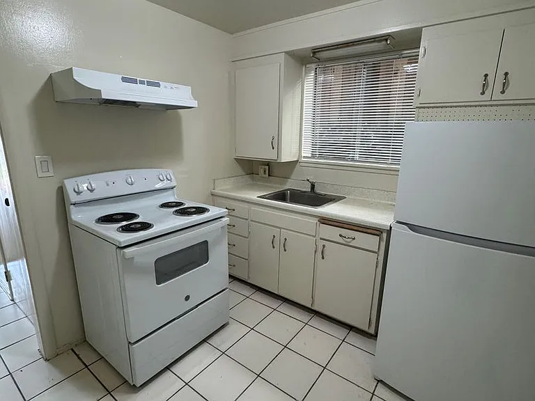 2 E Bellevue Ave — Photo 4