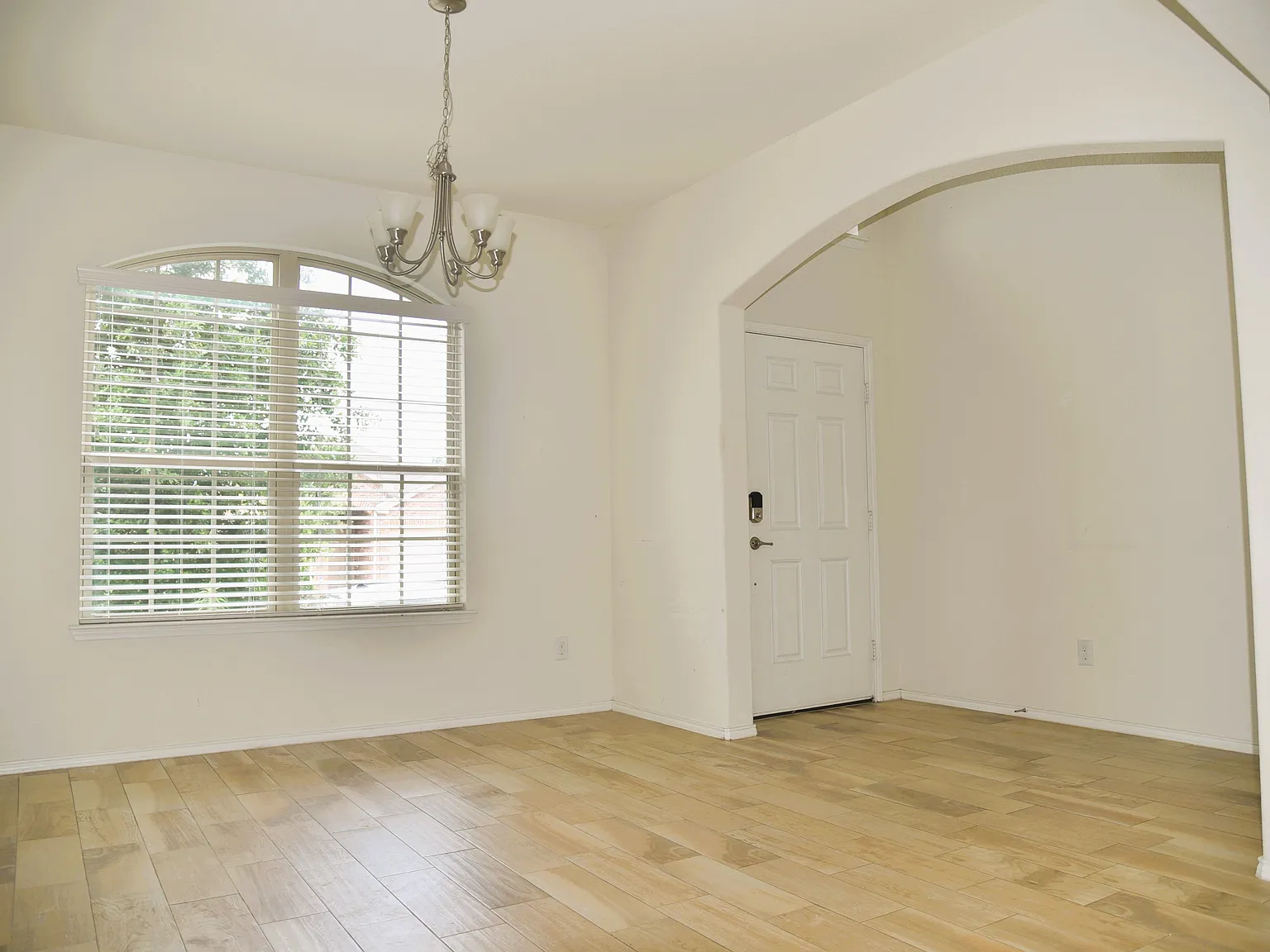 4 bed, 2184 sqft, $2,395 — Photo 3