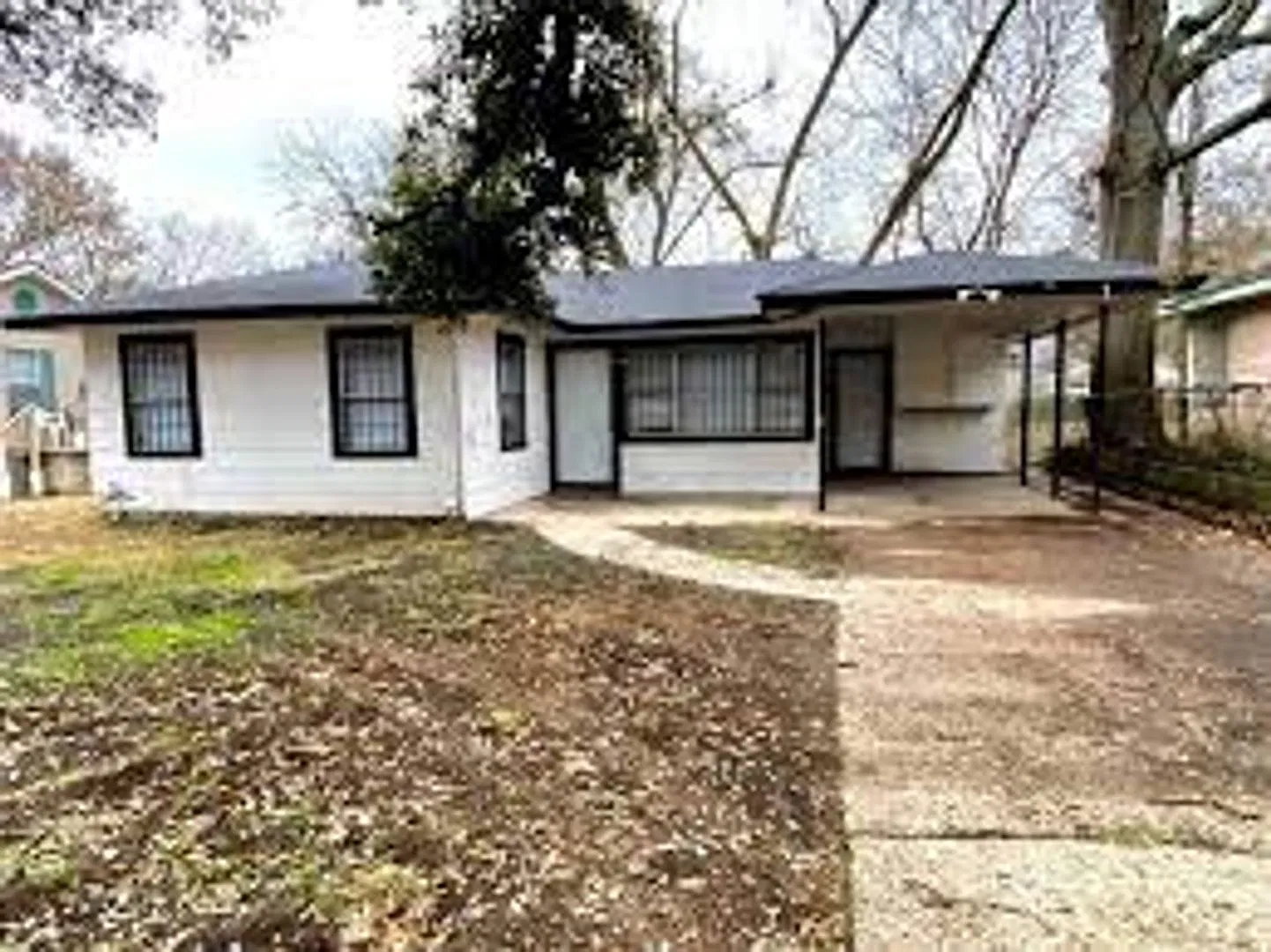 Large 3 bedroom, 2 bath with carport! — Photo 2