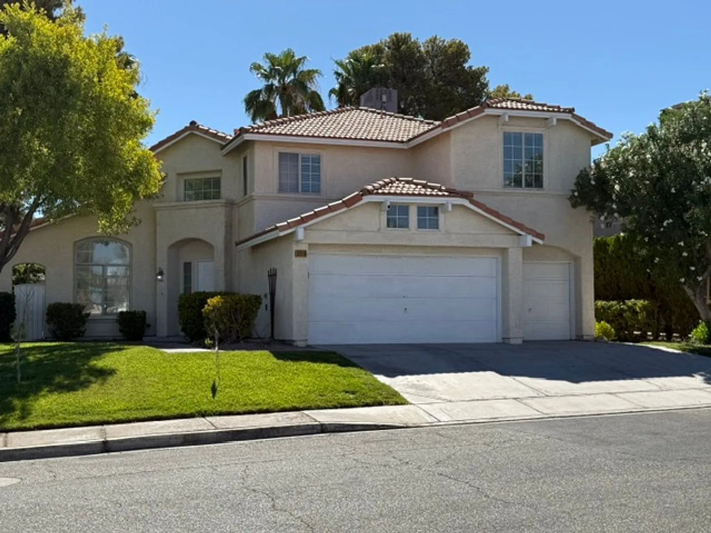 Stunning & Updated Retreat In Spring Valley 4 Bed/ 3 Bath /3 Car Garage + Large Loft Only $2,495 — Photo 2