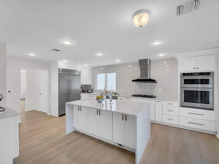 290 Mohegan Way — Photo 9