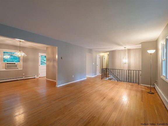 4th image of 20 Marthas Ct