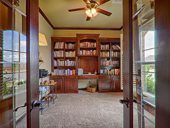 3rd image of 909 Samantha Ln