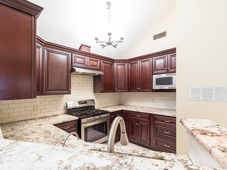 6912 Harvey Ln — Photo 7