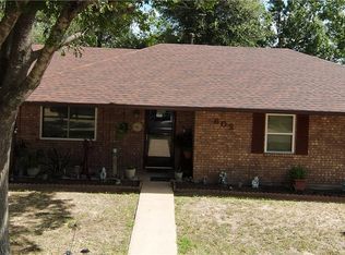 802 W 25th St, Cameron, TX 76520