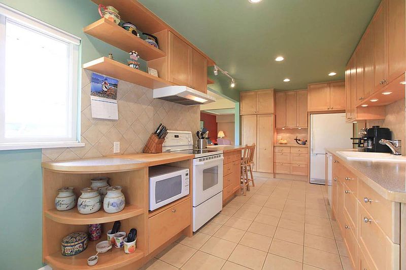 Burnaby House for rent - 3 Bedrooms — photo 16