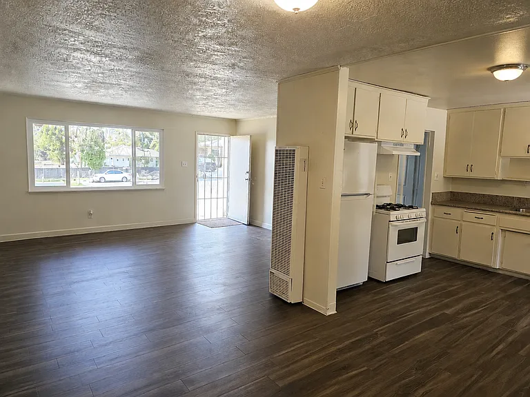 6641 Mitad Ct — Photo 4