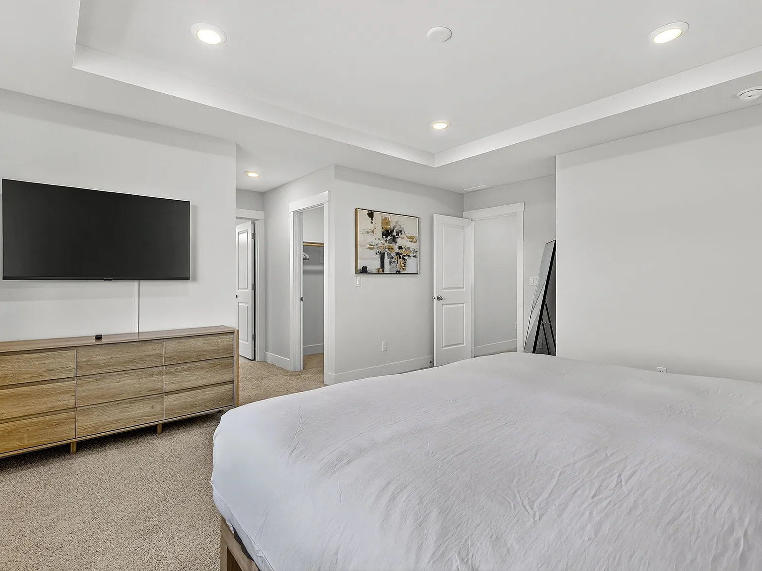 4 bed, 2.5 bath, 2120 sqft, $5,900 — Photo 2