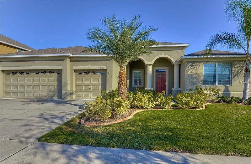 Don't miss this LIKE NEW opportunity in Royal Oak Village/Live Oak