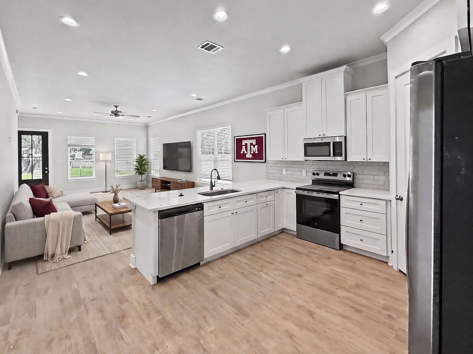 5 bed, 5.5 bath, 2845 sqft, $6,900 — Photo 4