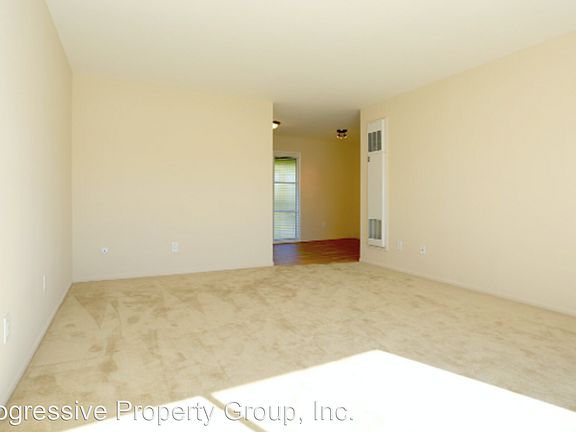 5th image of 111 Seminary Dr #121-C