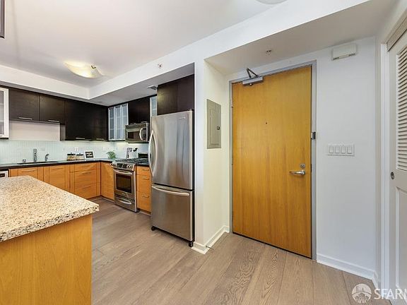 4th image of 170 King St Unit 814