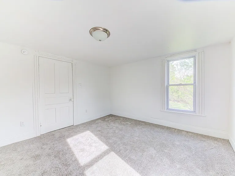20 Sylvania Ave — Photo 8