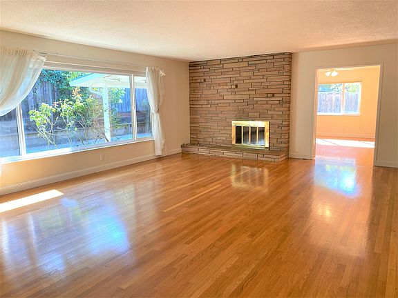 4th image of 19876 Glen Brae Dr