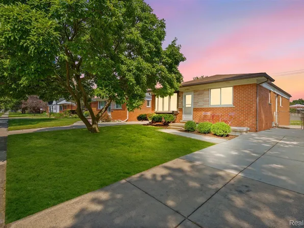 27904 Glenwood St, Saint Clair Shores, MI 48081