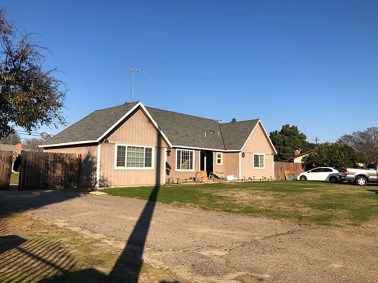 5675 E Jensen Ave — Photo 2