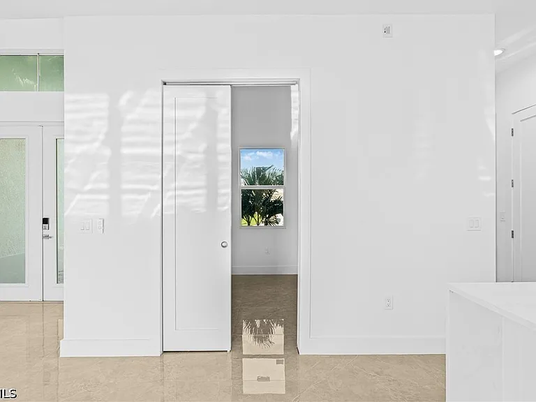 821 NW 37th Pl — Photo 21