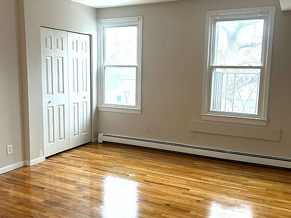 5th image of 28 S Perry St