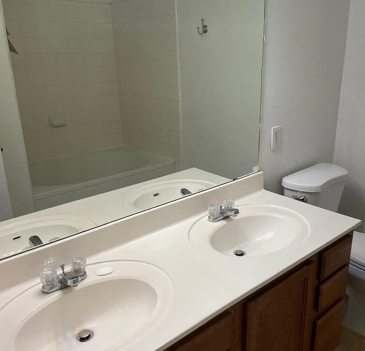 4 bed, 2.5 bath, 2269 sqft, $1,800 — Photo 4