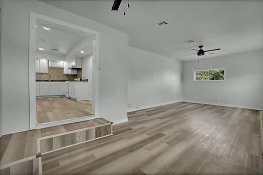 5th image of 1301 N Crain St