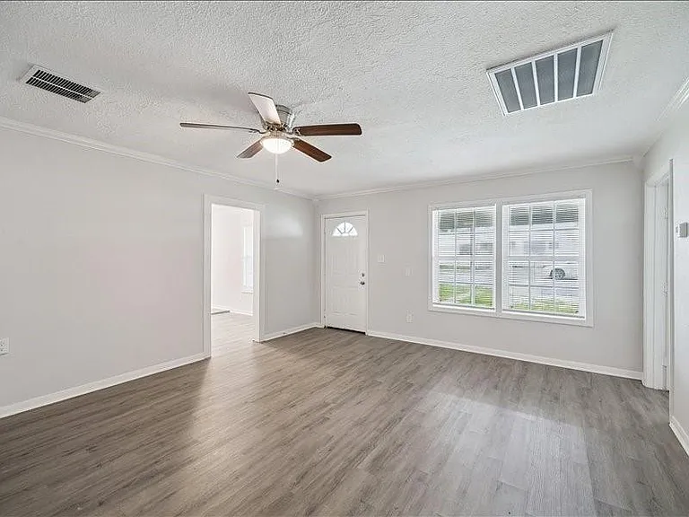 820 Texas St — Photo 2