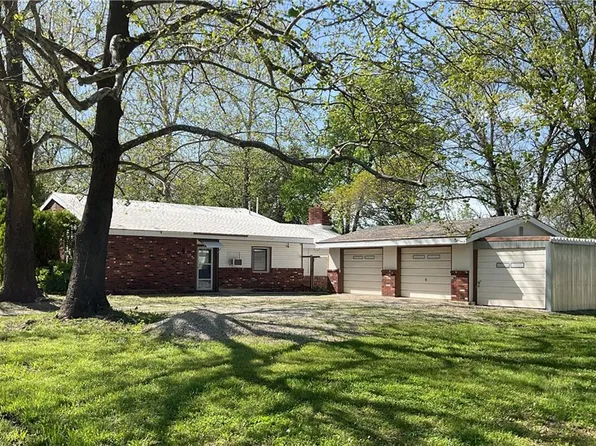 602 E 15th St, Chanute, KS 66720