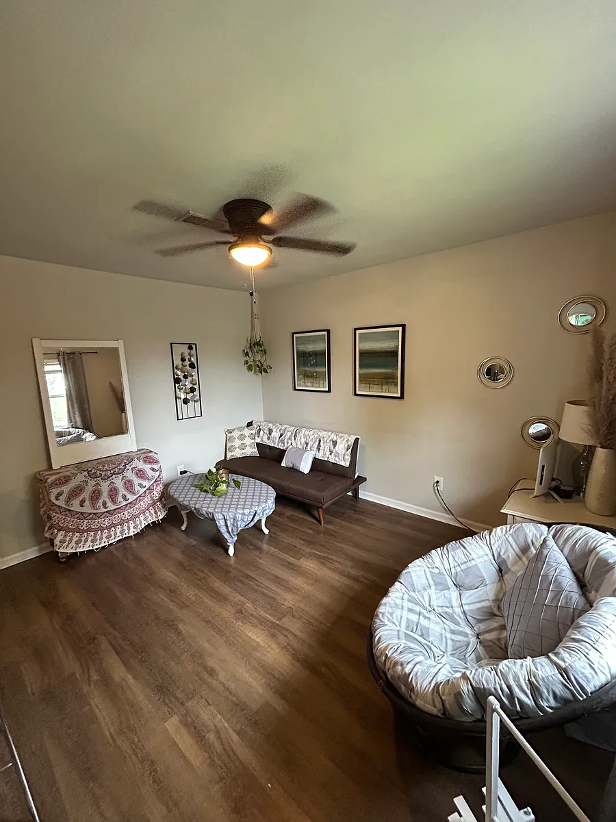 Building Photo - 708 Yew St #5