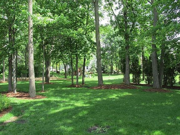 3rd image of N74W22587 Twin Oaks Ct