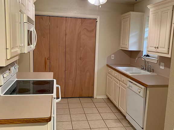 3rd image of 700 Porter St